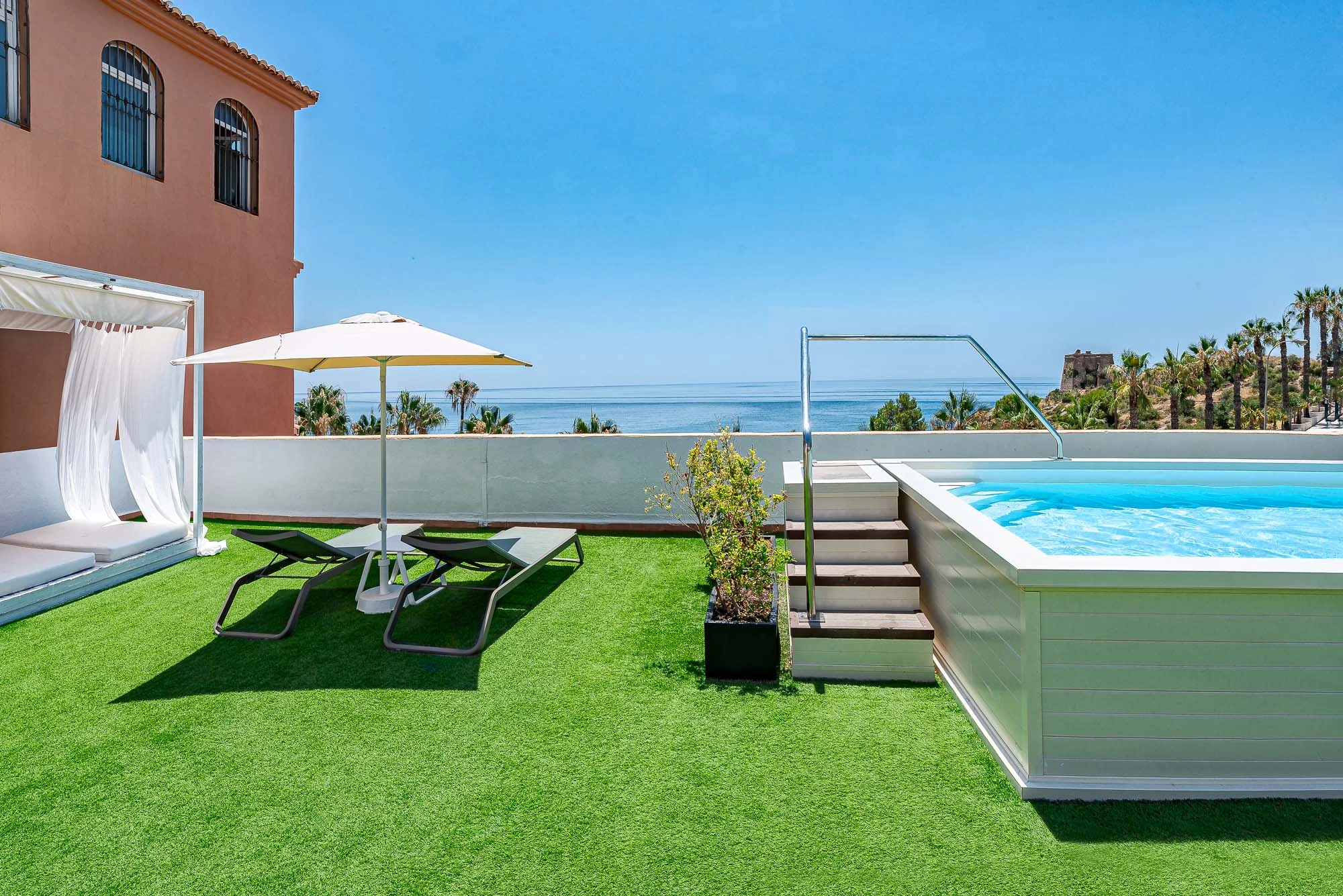 02 terraza piscina tumbonas mar
