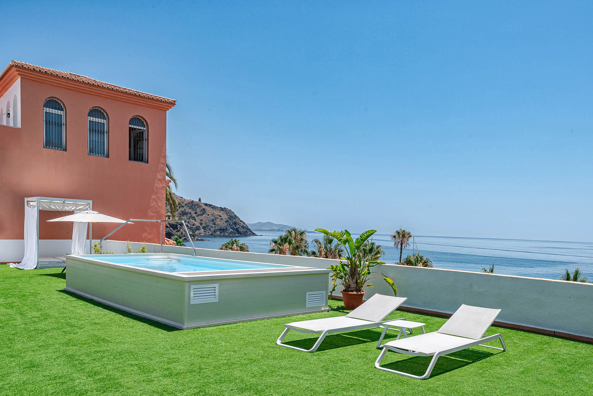 04 terraza tumbonas vistas